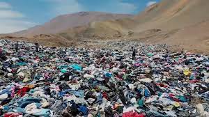 Kleding dump in Chileense woestijn